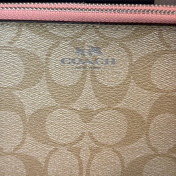 🤎🩷COACH🤎🩷Tan & Salmon Signature Coated Canvas Double Zip Wallet/EUC - Picture 3 of 15